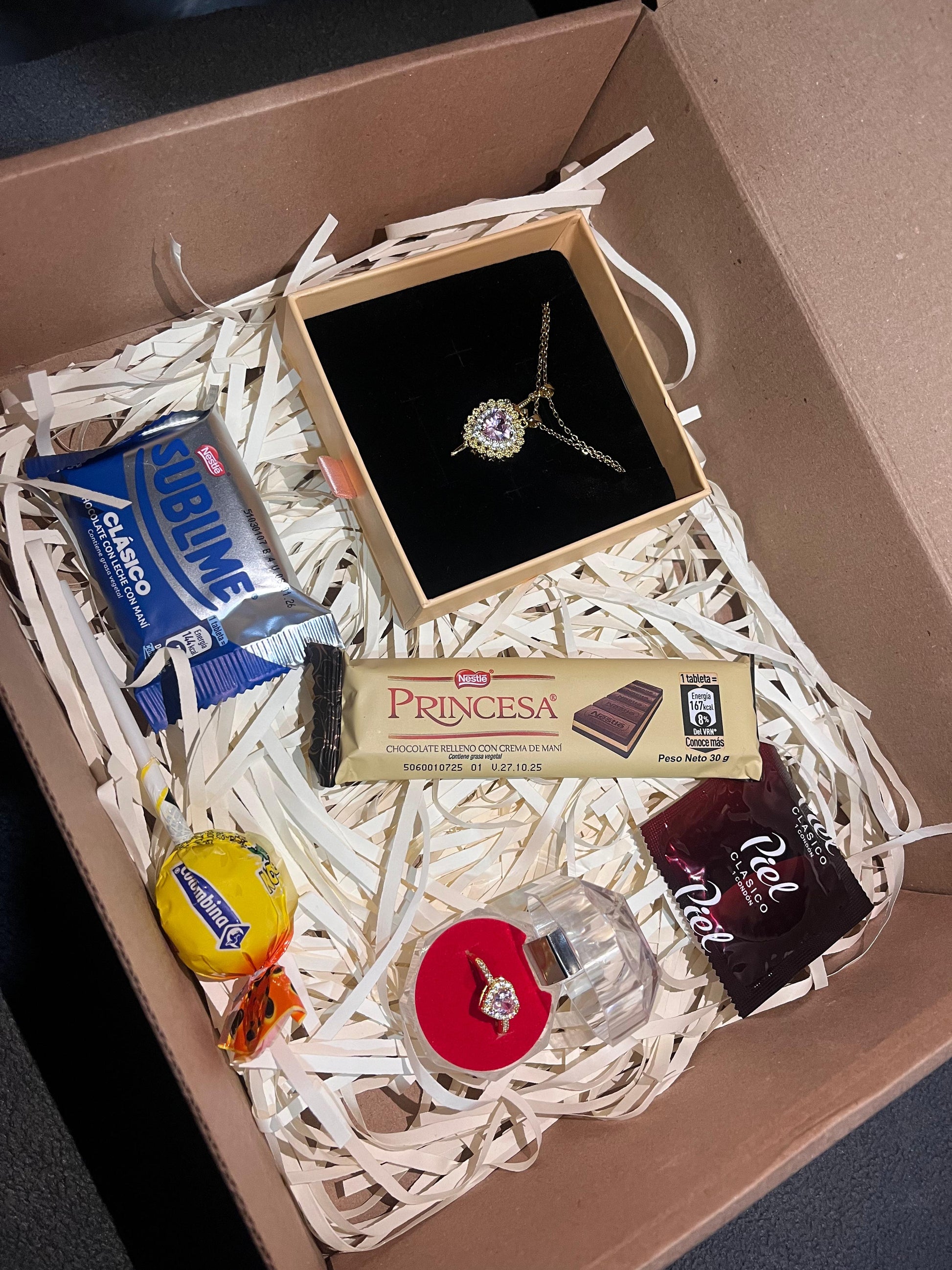 🎁💎 Caja de Regalo – Collar + Anillo + Dulces 💎🎁