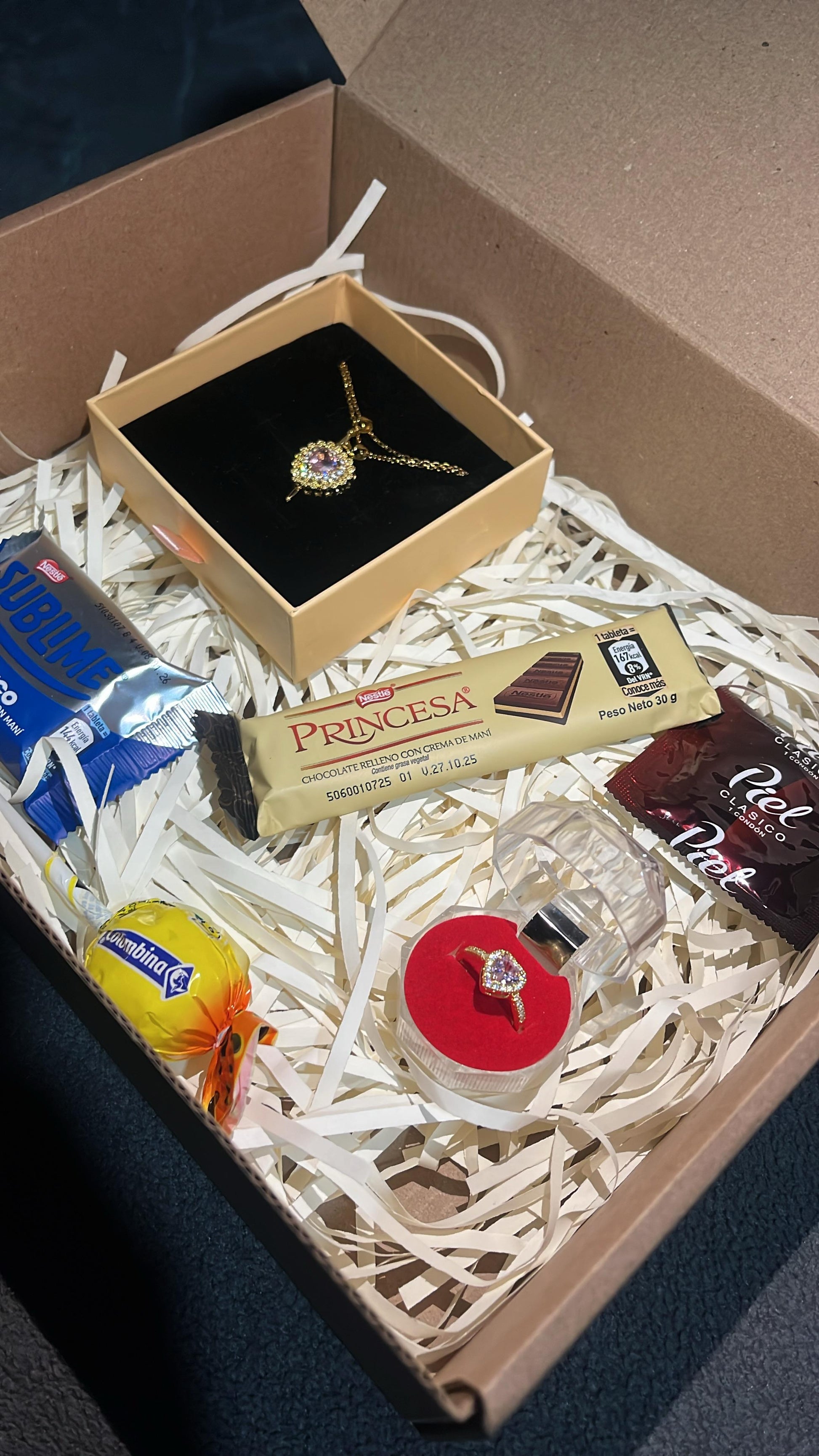 🎁💎 Caja de Regalo – Collar + Anillo + Dulces 💎🎁